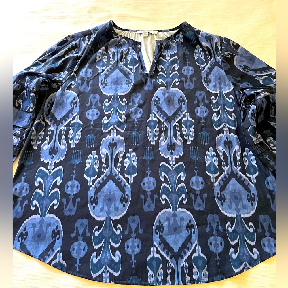Chico’s Blouse w/ ling sleeves size 2 ( size 12)